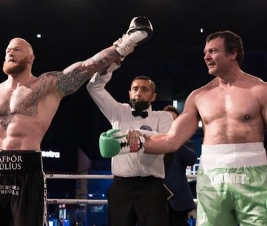 "Thần sấm" Hafthor Bjornsson knockout tượng đài vật tay Devon Larratt trên sàn Boxing