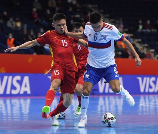 Cổ động viên Việt Nam lo cầu thủ futsal Nga "hụt" oxy ở phút cuối
