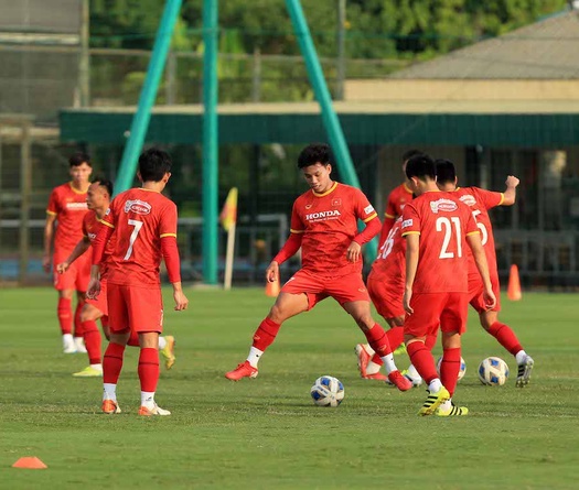 HLV Park Hang Seo nhận tin cực sốc ở buổi tập đầu tiên tại UAE