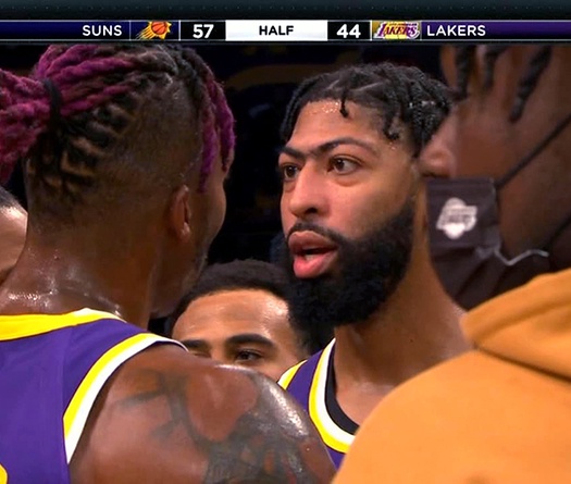 Xem ngay: Anthony Davis và Dwight Howard gây gổ "nhẹ" ngoài đường biên