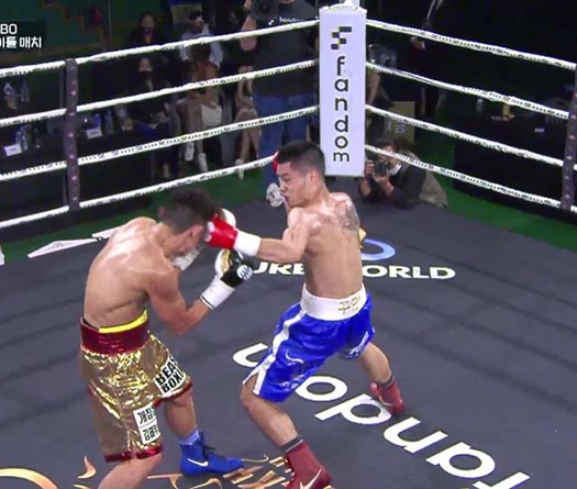 Đinh Hồng Quân tung combo sấm sét, knockout đối thủ Hàn Quốc ngay hiệp 2