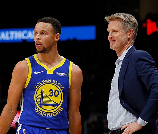HLV Steve Kerr thích thú với luật "chống câu lỗi", Stephen Curry vẫn cố gắng làm quen