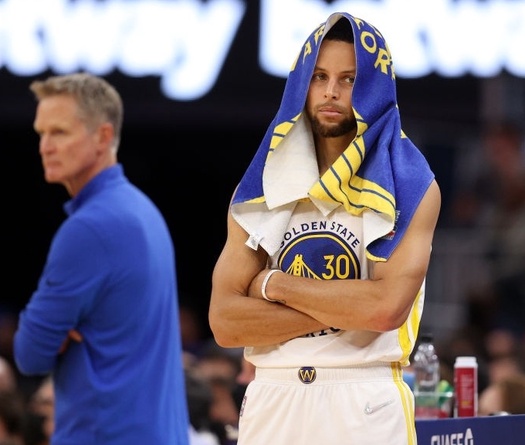 Curry tịt ngòi hiệp 4 và hiệp phụ, Warriors thua trận đầu tiên