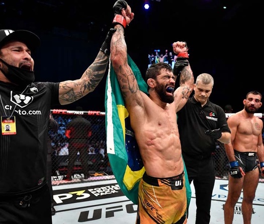 UFC 267: Trọng tài bị chỉ trích nặng nề vì xử lý tình huống thiếu chuyên nghiệp