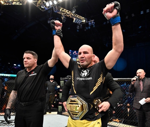 UFC 267: Glover Teixeira hạ Jan Blachowicz nhờ đòn siết cổ, lập kì tích vô địch ở tuổi 42
