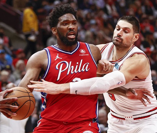 Joel Embiid tung quả 3 điểm hạ gục Chicago Bulls, vẫy tay chào các CĐV quá khích