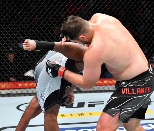Bé bự Chris Barnett tung đá xoay ngoạn mục, knockout Gian Villante giải nghệ ở UFC 268
