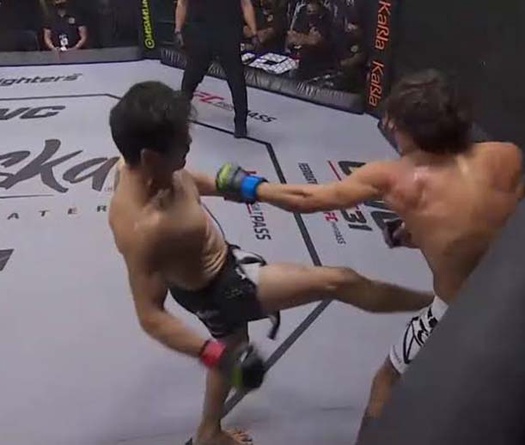 Knockout hiếm gặp: Võ sĩ MMA dùng đòn tống trước "xé gan" hạ gục đối thủ