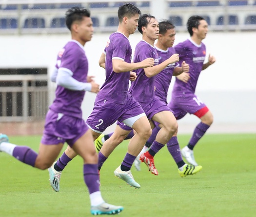 Tuyển Việt Nam tập luyện dưới cơn mưa tầm tã trước ngày sang Singapore