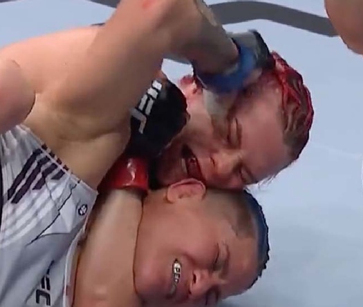 UFC 269: Lố cân, móc mắt đối thủ, Priscila Cachoeira vẫn thua thảm vì đòn siết cổ