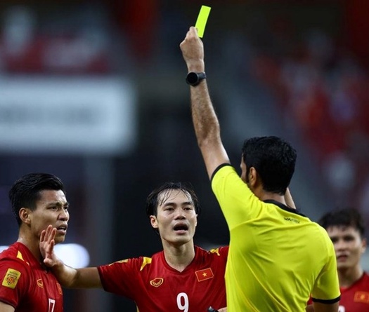 Thua tức tưởi Thái Lan, VFF yêu cầu “chỉnh” trọng tài, đưa VAR vào AFF Cup