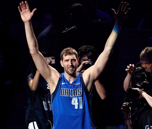 Huyền thoại Dirk Nowitzki được Dallas Mavericks treo áo, sẽ sớm dựng tượng tại sân nhà
