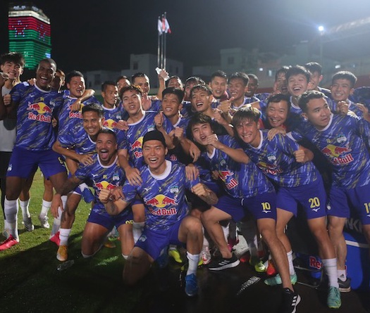 Giành ngôi vương, HLV Kiatisuk hết lời ngợi ca cầu thủ 17 tuổi được bầu Đức cưu mang