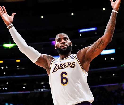 ​LeBron James liệu còn đánh trung phong khi Anthony Davis trở lại?