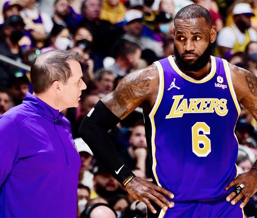 Los Angeles Lakers sẽ không sa thải HLV lúc này, nhưng nhiều "cửa tử" đang ở phía trước