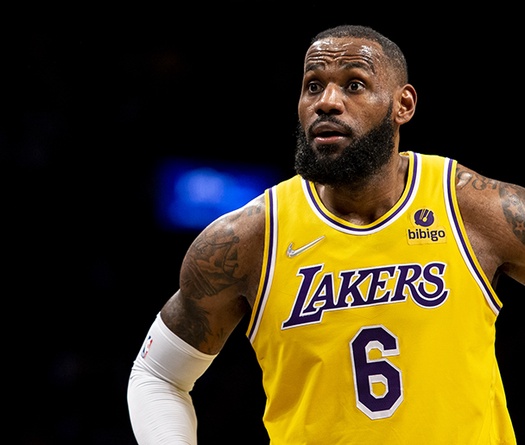 Đang thăng hoa tột độ, LeBron James không may bị đau đầu gối