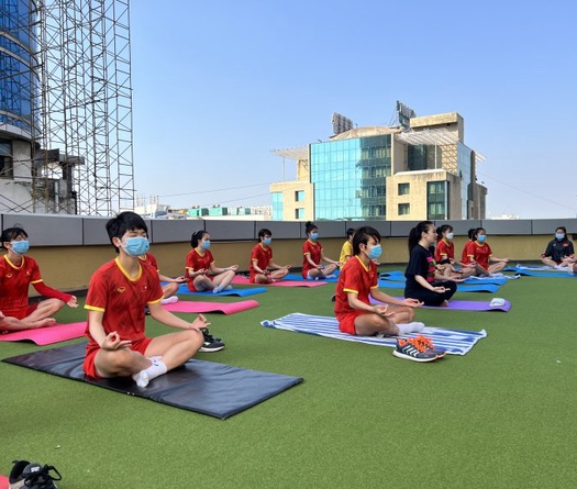 Tuyển nữ Việt Nam tập thiền trước trận quyết đấu Đài Bắc Trung Hoa