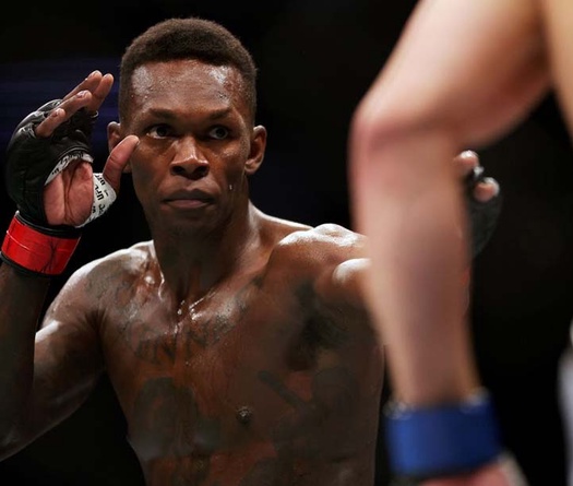 UFC 271: Israel Adesanya vượt qua Robert Whittaker, tiến sát kỉ lục huyền thoại Anderson Silva