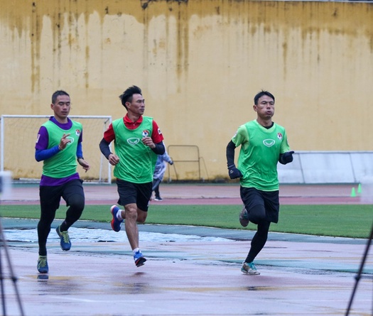 Bốn trọng tài V.League trượt thể lực dưới cái rét dưới 10 độ C ở Hà Nội