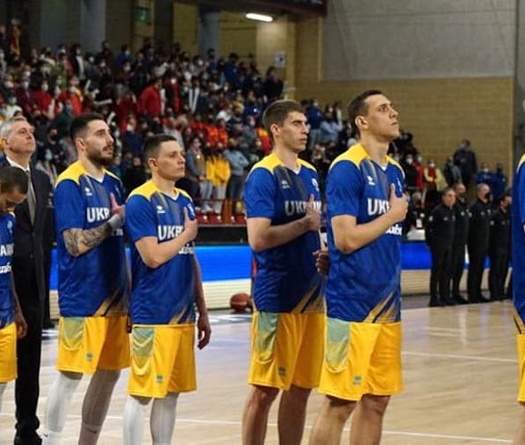 Các cầu thủ đội tuyển bóng rổ Ukraine bật khóc trong trận đấu vòng loại FIBA World Cup