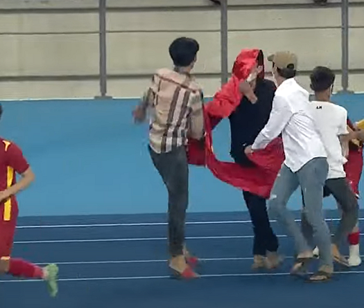 CĐV tràn xuống sân ăn mừng chức vô địch cùng U23 Việt Nam