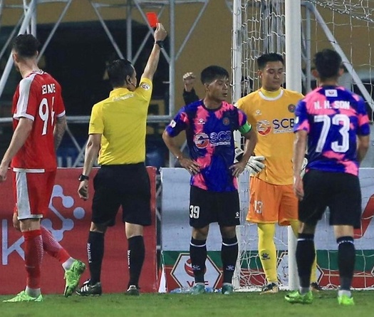 Học trò nhận thẻ đỏ, HLV Sài Gòn ấm ức với trọng tài Nguyễn Viết Duẩn