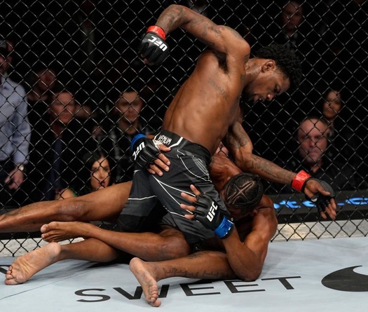 UFC 272: "Trailblazer" Kevin Holland knockout Alex Oliveira, ra mắt hạng cân mới ngoạn mục
