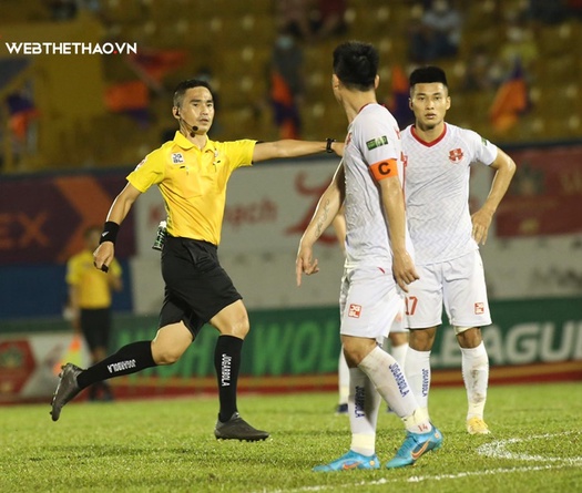 Trọng tài thổi penalty gây tranh cãi và phản ứng bất ngờ của Chủ tịch CLB Hải Phòng
