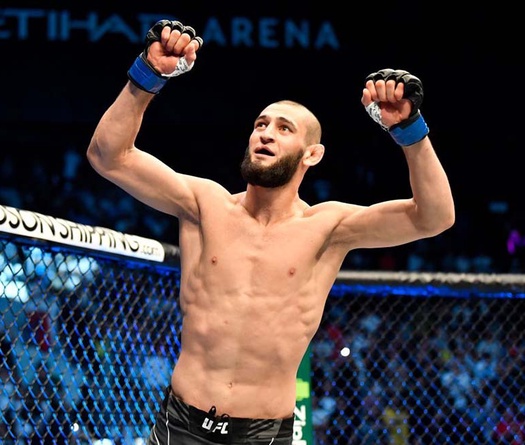 Khamzat Chimaev đáp trả loạt chỉ trích: “Đến Jon Jones cũng ăn đấm trong các trận đầu”