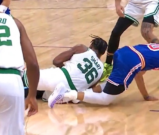 Stephen Curry chấn thương sau pha vào bóng của Marcus Smart: HLV Steve Kerr nổi giận