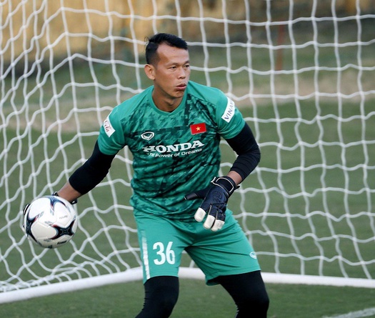 Chỉ còn 2 thủ môn vì COVID-19, HLV Park Hang Seo gọi trở lại Bùi Tấn Trường