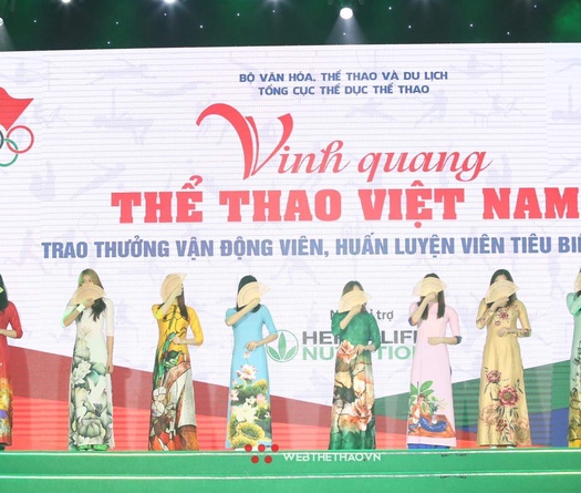 Hình ảnh khác lạ của các nữ tuyển thủ bóng chuyền trong tà áo dài