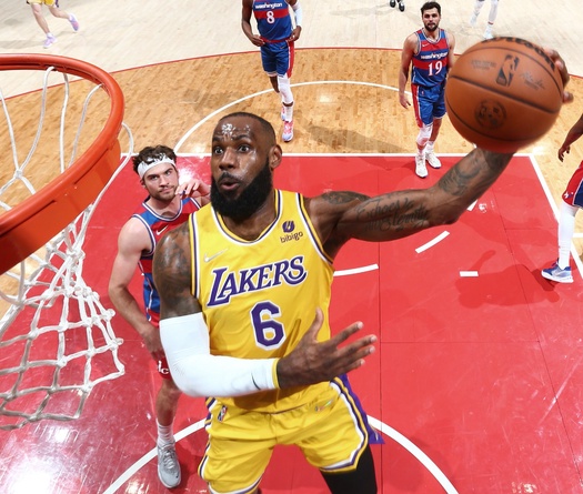 Vượt Karl Malone, LeBron James trở thành tay ghi điểm xuất sắc thứ hai mọi thời đại