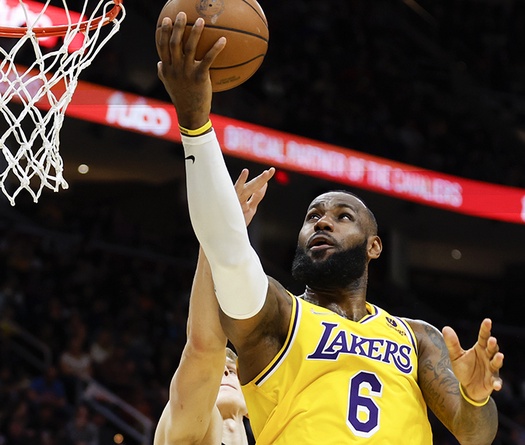 LeBron James úp rổ trên đầu đồng đội cũ Kevin Love, Lakers đại thắng trước Cavaliers