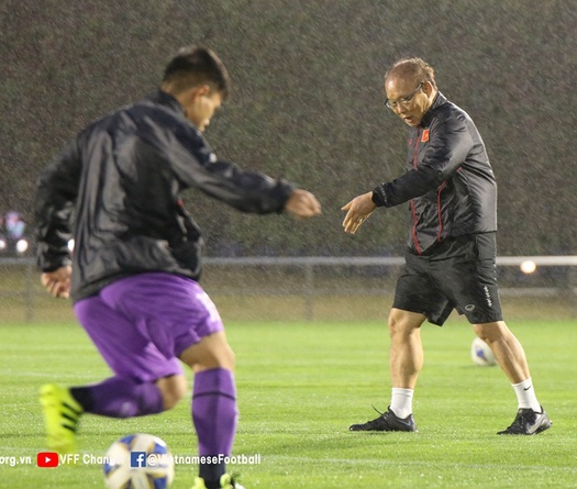 Mưa lớn kéo dài, gió giật mạnh, tuyển Việt Nam vỡ kế hoạch tập luyện ở Nhật