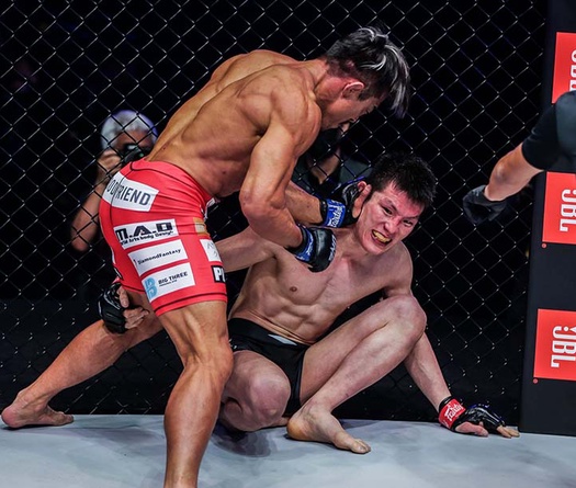 Giơ mặt chịu đòn: Shinya Aoki thua đau trước "Sexyama" trong trận chiến của các huyền thoại