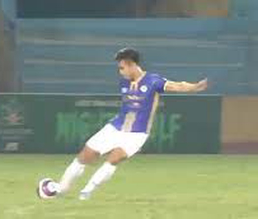 Sự trùng hợp đến khó tin từ hai siêu phẩm giữa sân của cầu thủ Hà Nội