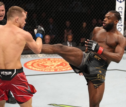 Aljamain Sterling thắng sát nút Petr Yan, bảo vệ đai cùng lời thách thức TJ Dillashaw