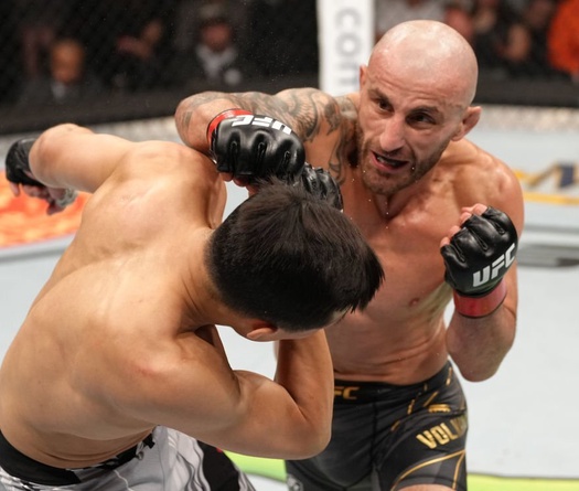 Alexander Volkanovski đánh bại Chan Sung Jung với màn hành hạ đối thủ suốt 4 hiệp