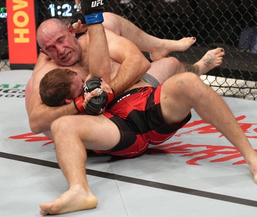UFC 273: Aleksei Oleinik viết kỉ lục với đòn khóa hiểm, tân binh Mike Malott gây sốc khi knockout Mickey Gall