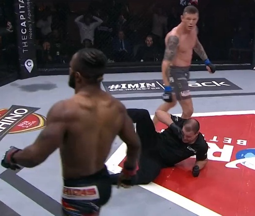 Tai nạn nghề nghiệp: Trọng tài MMA bị knockout, phải bỏ nhiệm vụ giữa trận đấu