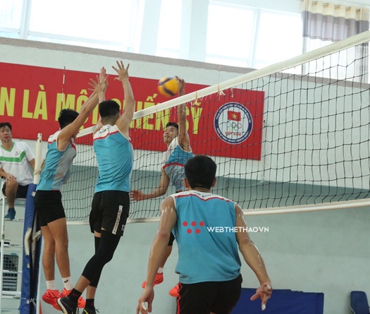 Đội tuyển bóng chuyền nam chia đội tập "căng" trước chuyến tập huấn tại Khánh Hòa