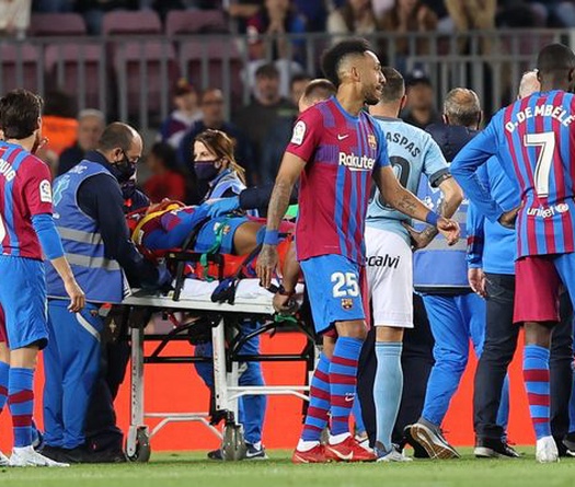 Barca sợ hãi khi hậu vệ Araujo được xe cứu thương đưa vào viện