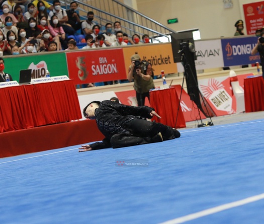 VĐV Wushu Nguyễn Văn Phương gục ngay trên sàn thi đấu 