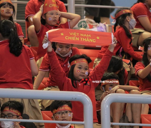 Hàng ngàn CĐV Quảng Ninh tạo nên lễ hội trên khán đài bóng chuyền SEA Games 31