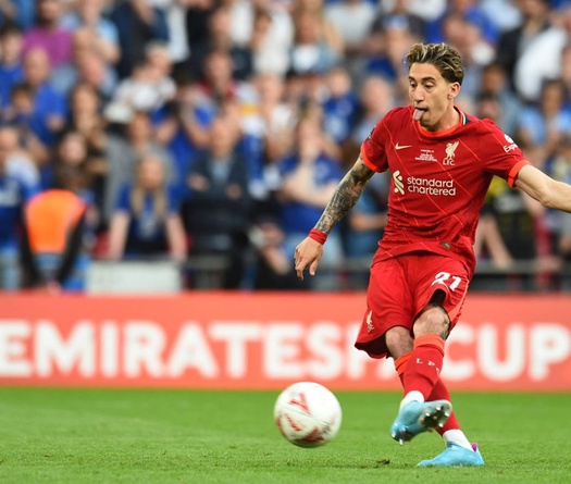 Tsimikas của Liverpool thực hiện phạt đền với cái lưỡi như... Jordan