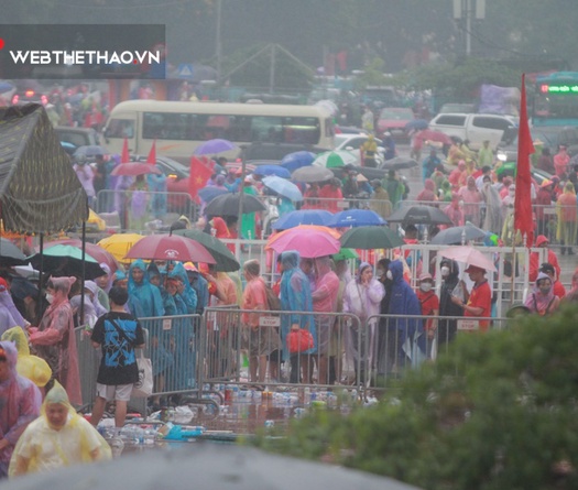 CĐV đội mưa tiến về Mỹ Đình cổ vũ U23 Việt Nam
