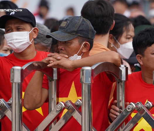 CĐV không kịp ăn trưa, xếp hàng dưới mưa chờ vào sân cổ vũ 2 trận Chung kết bóng chuyền