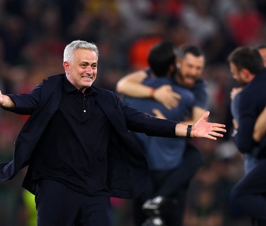 Mourinho thành huyền thoại sau khi giành 3 chiếc cúp khác nhau