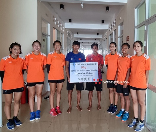 Đội tuyển bóng chuyền bãi biển nam, nữ Việt Nam nhận thưởng từ Vietcontent